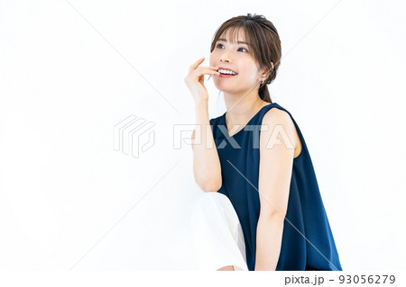 ノースリーブの若い女性 ノースリーブの若い女性 93056279