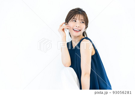ノースリーブの若い女性 93056281