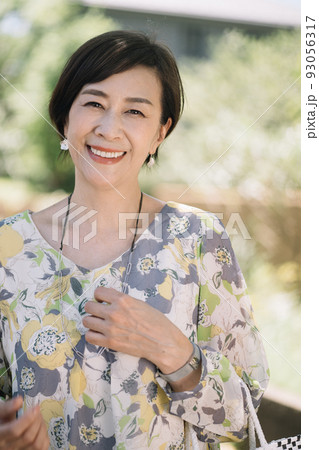 上品なミセス・笑顔の50代女性ポートレート 93056317
