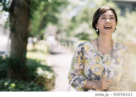 上品なミセス・笑顔の50代女性ポートレート 93056321