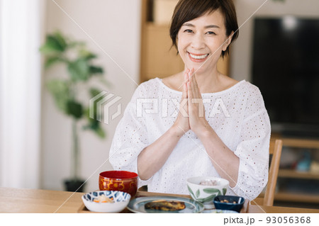食事をするミドル日本人女性 93056368