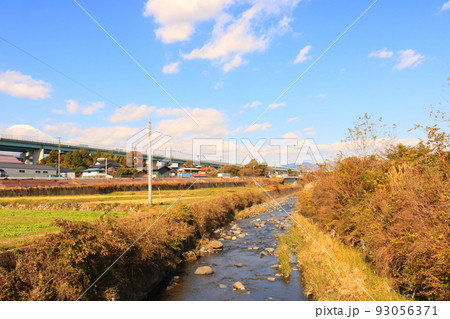 田舎の自然川が流れる風景 93056371