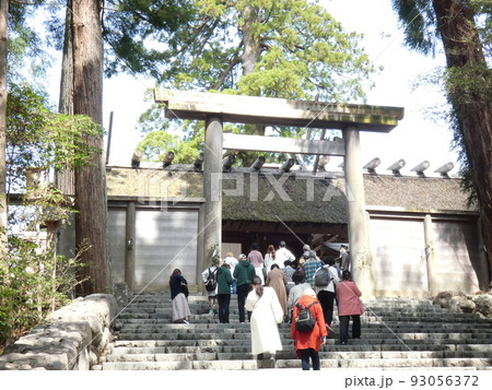 一年の安寧の報告に参拝する人々　【お伊勢参り】 93056372