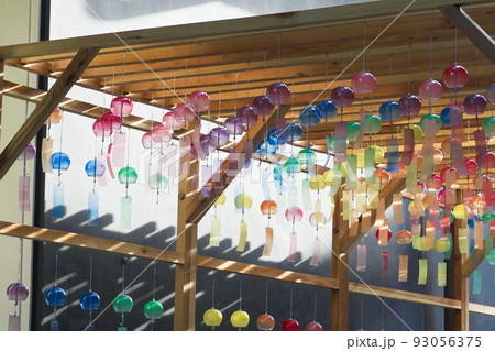 多くのガラスの風鈴が出迎えてくれる黒壁スクエアの風景 多くのガラスの風鈴が出迎えてくれる黒壁スクエアの風景 93056375