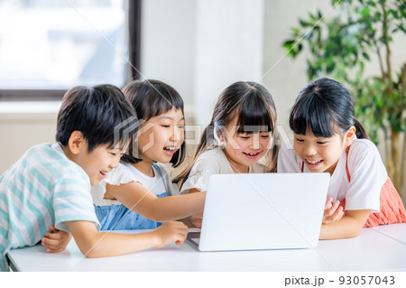 パソコンを触る小学生 93057043