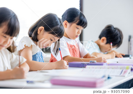 授業を受ける小学生 93057090