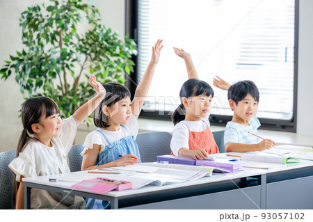 授業を受ける子供 93057102
