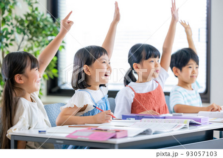 授業を受ける子供 授業を受ける子供 93057103