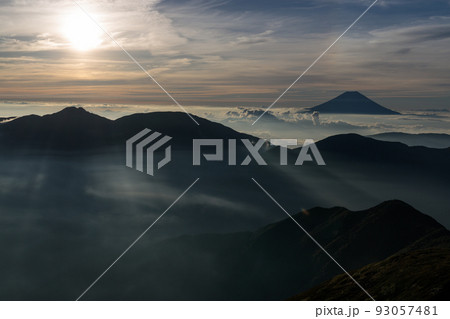 南アルプス上河内岳山頂から望む雲海と富士山 93057481