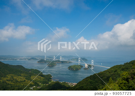 瀬戸内海を跨ぐ来島海峡大橋 93057725