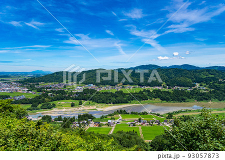 信濃川と新潟県小千谷市の街並み（山本山高原沢山ポケットパークより） 93057873