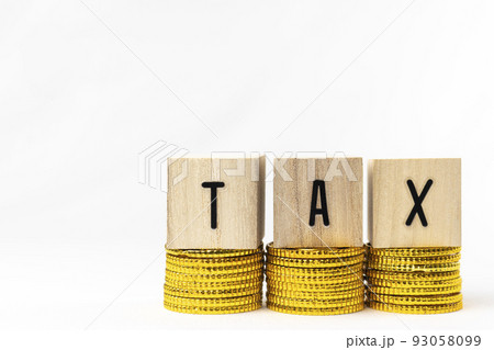 木ブロックのTAXと、玩具の金貨。税金のイメージ 93058099