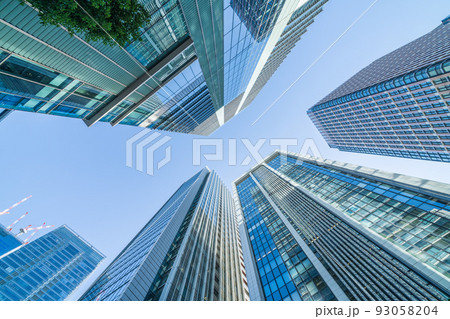 都市風景「東京都」オフィス街を見上げる 93058204