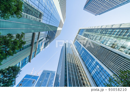都市風景「東京都」オフィス街を見上げる 93058210