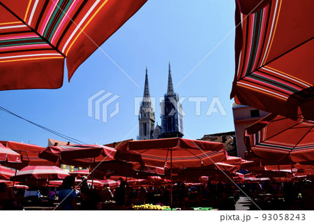 クロアチアのザグレブのザグレブ大聖堂とドラツ市場 クロアチアのザグレブのザグレブ大聖堂とドラツ市場 93058243