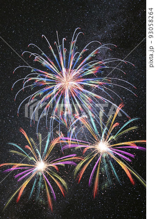 満天の星空を背景に打ち上がる花火 93058264