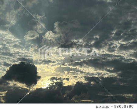雲が怒っている 93058390
