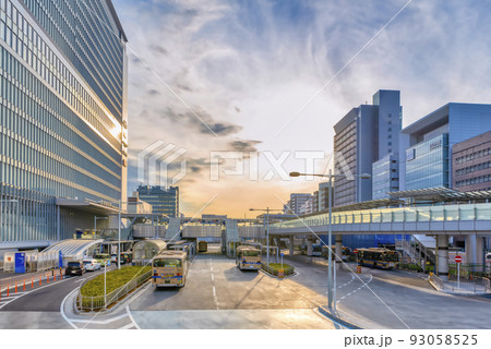 横浜の都市風景 新横浜駅北口 駅前バスロータリー 横浜の都市風景 新横浜駅北口 駅前バスロータリー 93058525
