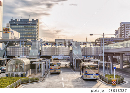 横浜の都市風景 新横浜駅北口 駅前バスロータリー 横浜の都市風景 新横浜駅北口 駅前バスロータリー 93058527