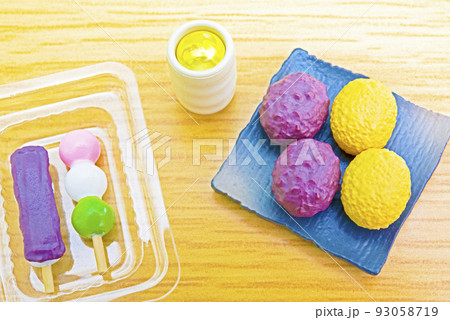 パックに入った2本の団子ときなことあんこのおはぎのミニチュア パックに入った2本の団子ときなことあんこのおはぎのミニチュア 93058719