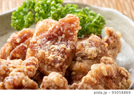 鶏肉の唐揚げのアップ。 93058869