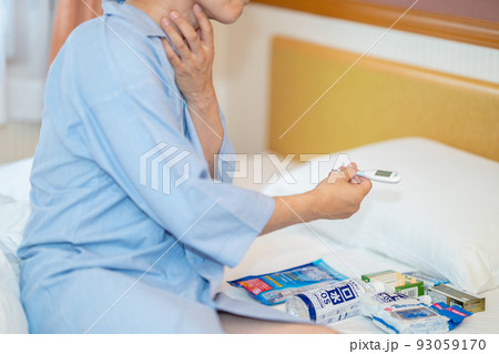 新型コロナウイルス感染症　宿泊療養　男性　のどの痛み 93059170