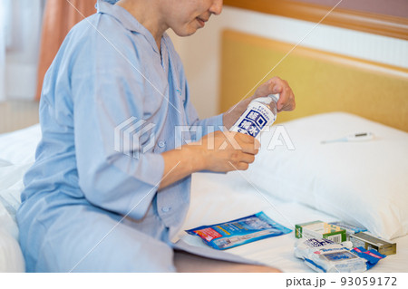 新型コロナウイルス感染症　宿泊療養　男性　水分補給 93059172