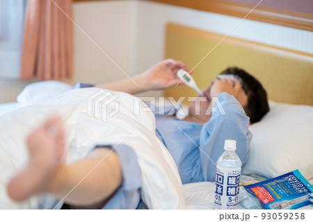 新型コロナウイルス感染症　宿泊療養　男性　体温計測 93059258