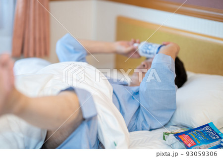 新型コロナウイルス感染症　宿泊療養　男性　高熱 93059306