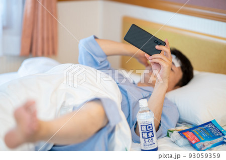新型コロナウイルス感染症　宿泊療養　男性　スマートフォン　健康観察 93059359