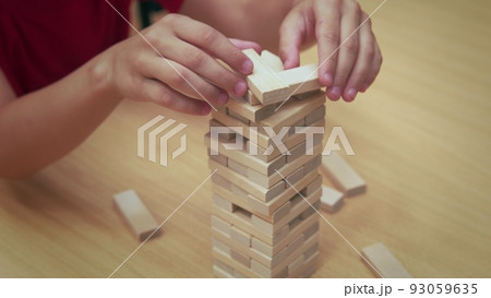 4K. Children play a board game in the library 93059635