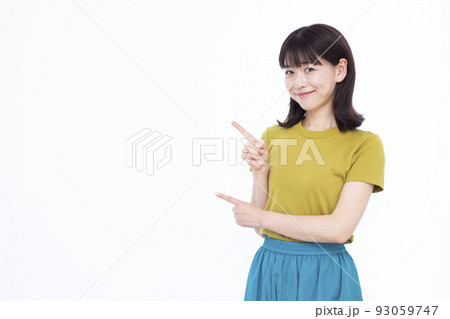 両手で指差しをしている30代の女性 両手で指差しをしている30代の女性 93059747