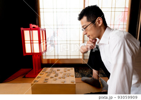 将棋の対戦をシミュレーションする男性 93059909