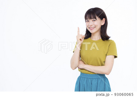 指差しをしている30代の女性 93060065