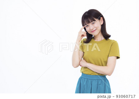 笑顔で考えている30代の女性 93060717