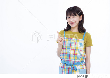 指差しをしている30代の主婦 指差しをしている30代の主婦 93060892