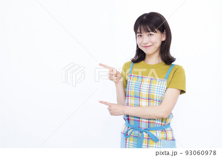 指差しをしている30代の女性 指差しをしている30代の女性 93060978