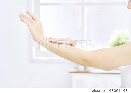 自宅で腕のケアをする女性　顔無し 93061143