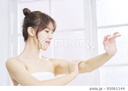 自宅で腕のケアをする女性 93061144
