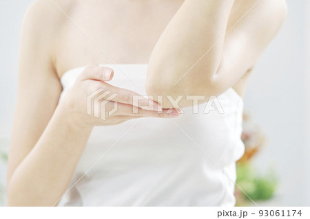 肘のケアをする女性 顔無し 肘のケアをする女性 顔無し 93061174