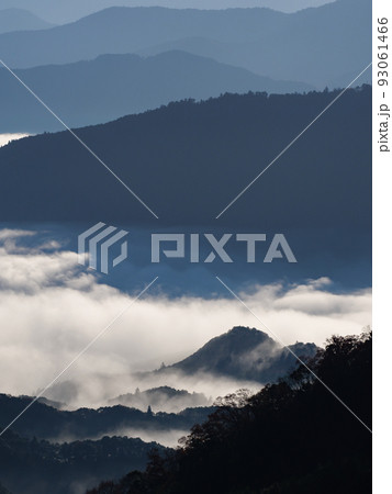 相津峠から見える朝の雲海風景 93061466