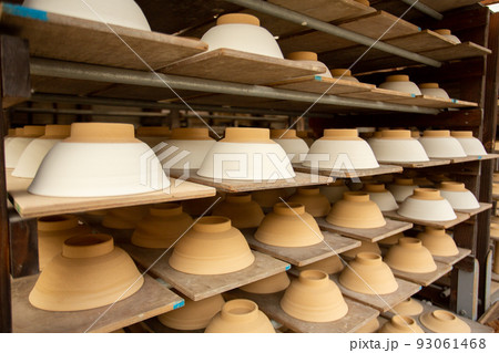 島根県出雲市にある出西窯　作業場に並ぶ素焼きの器　寄り 93061468