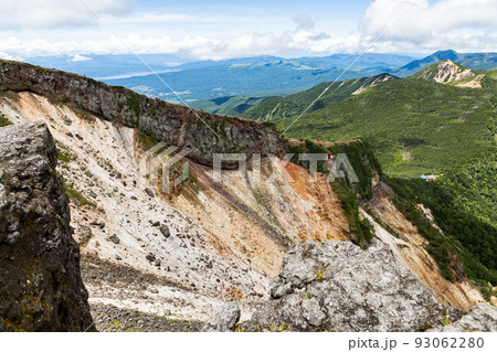 硫黄岳の爆裂火口と青空 93062280