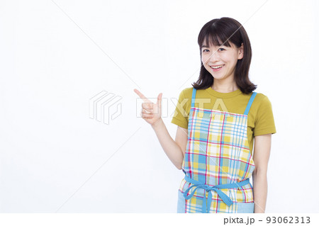 指差しをしている30代の主婦 指差しをしている30代の主婦 93062313