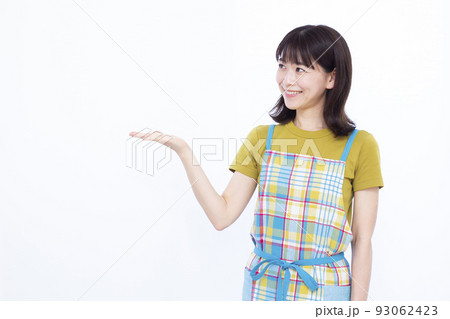 紹介をしている30代の主婦 紹介をしている30代の主婦 93062423