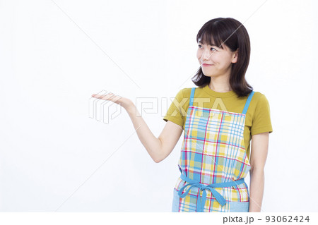 紹介をしている30代の主婦 93062424