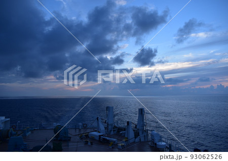 海の上の空 93062526