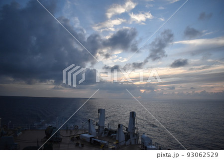 海の上の空 93062529