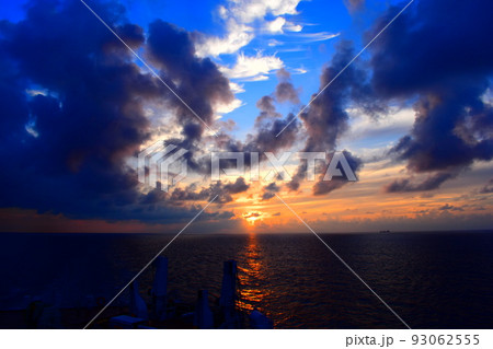 海の上の空 93062555