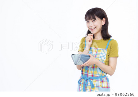 家計をやりくりする30代の主婦 93062566